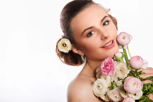 柔らかい春の花のブーケを持つ若い美しい女性 — ストック写真